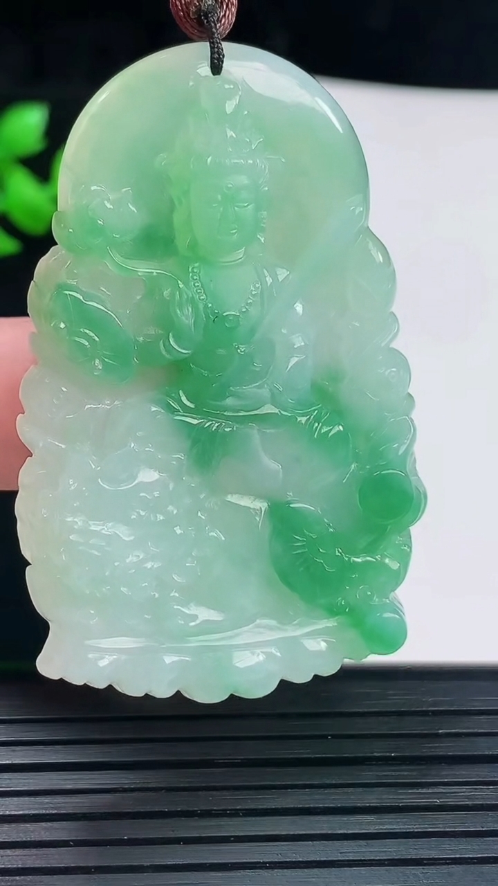 天然A货翡翠大势至菩萨吊坠，尺寸57-36.6-5.8重量:23.74g
6月3日