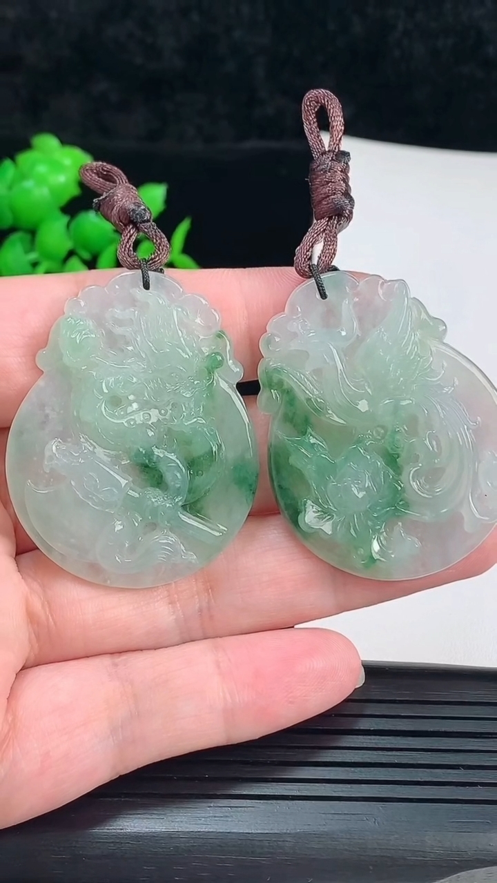 天然A货翡翠龙凤牌吊坠一对，尺寸45-37-5.5重量:34.04g
6月3日