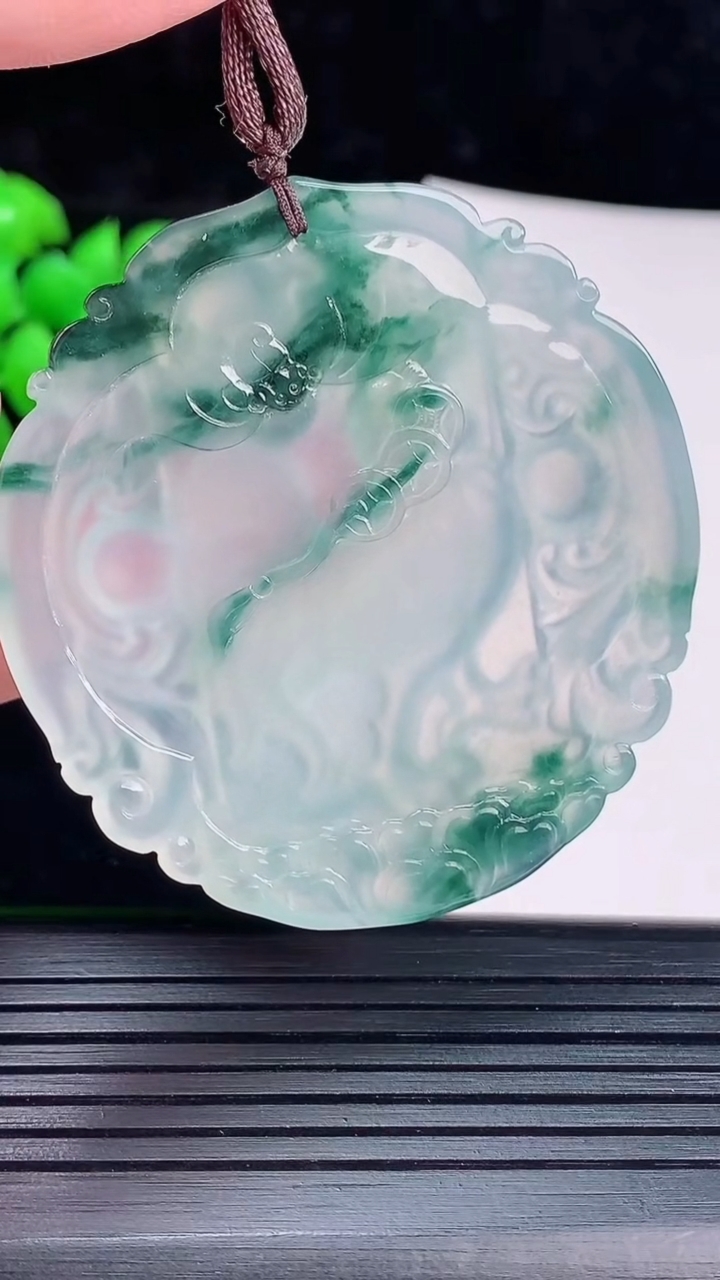 天然A货翡翠种飘花生肖鸡吊坠，尺寸53-51-4.5重量:24.17g
6月3日