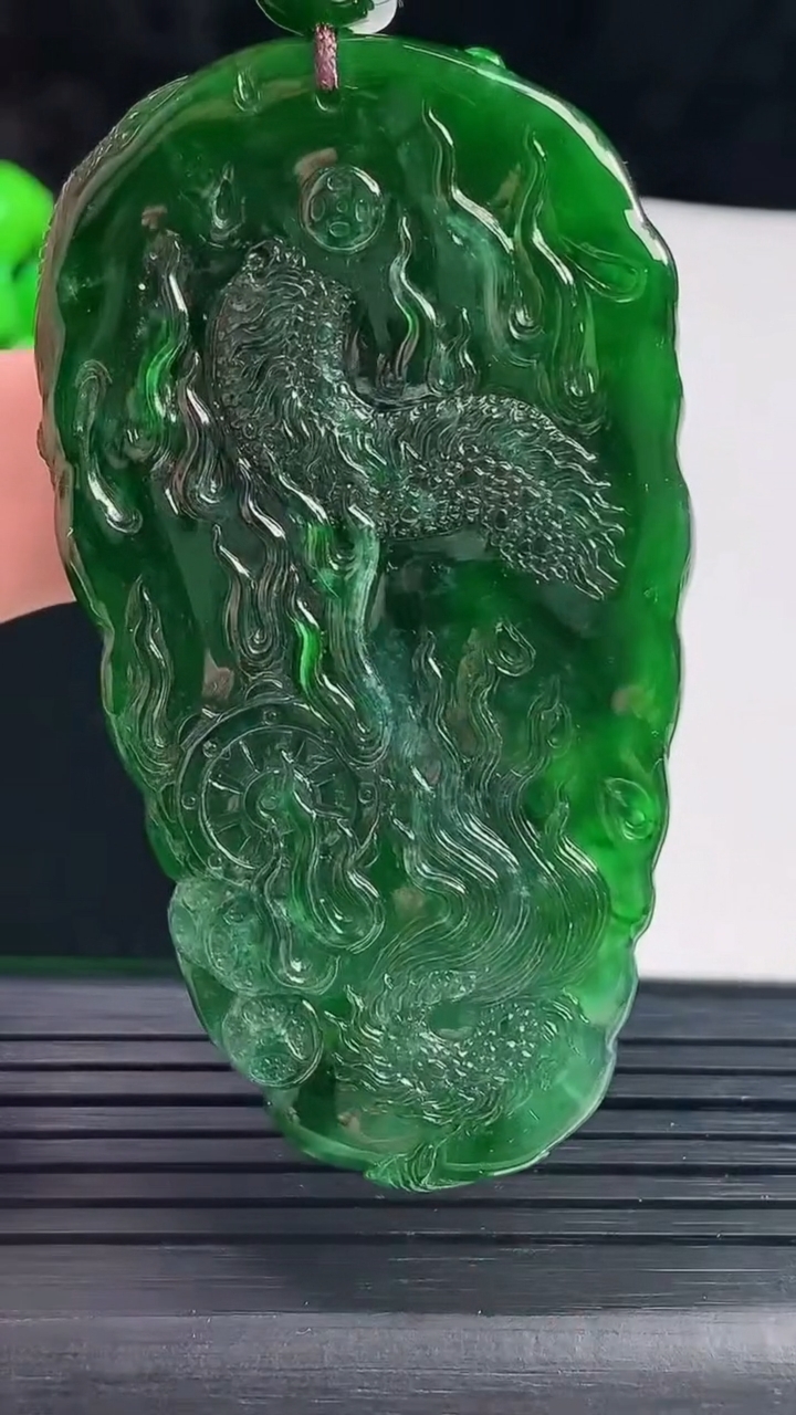 天然A货翡翠龙牌吊坠，尺寸67-35.5-10重量:35.57g
6月3日