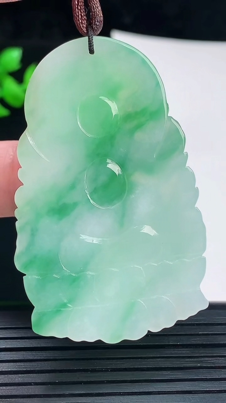 天然A货翡翠大势至菩萨吊坠，尺寸57-36.6-5.8重量:23.74g
6月3日