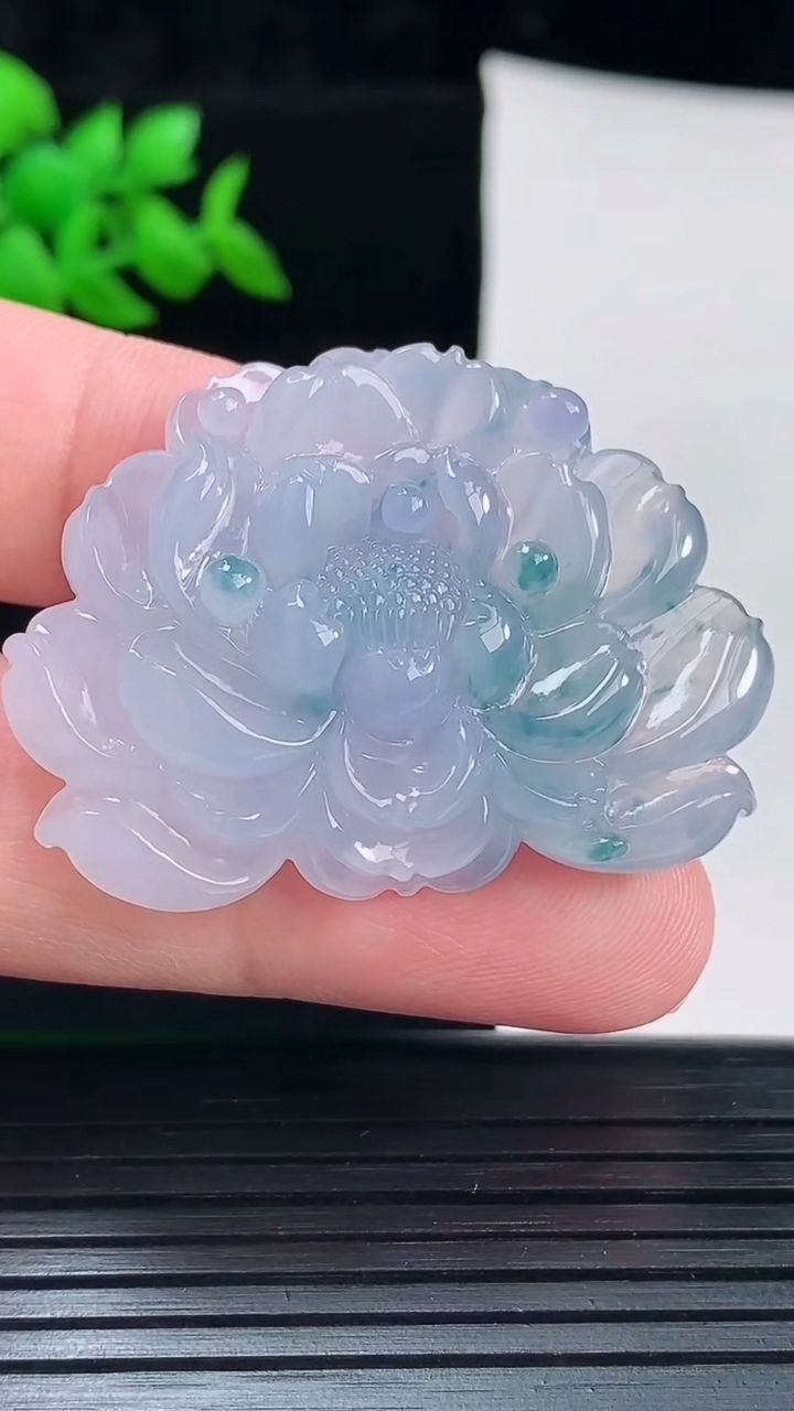 天然A货翡翠紫罗兰 飘花和和美美 荷花吊坠，尺寸32.5-43.8-9重量:16.44g
6月3日