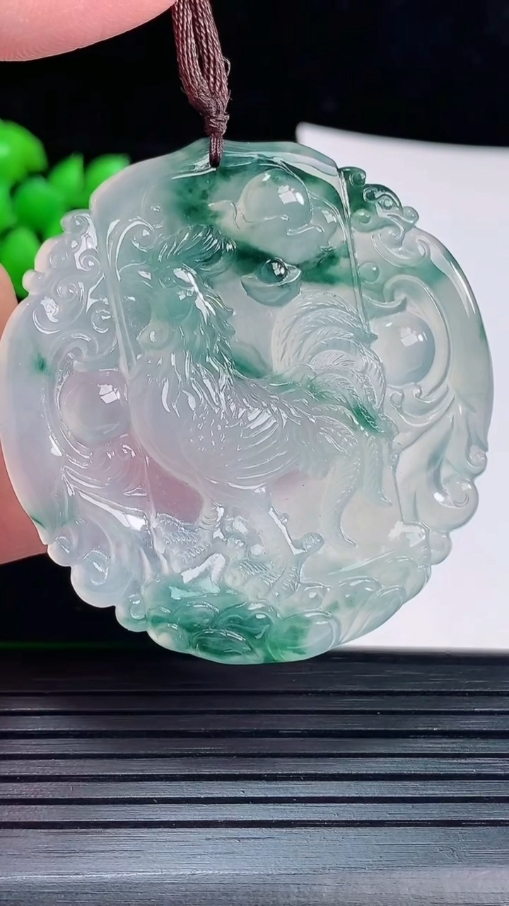 天然A货翡翠种飘花生肖鸡吊坠，尺寸53-51-4.5重量:24.17g
6月3日