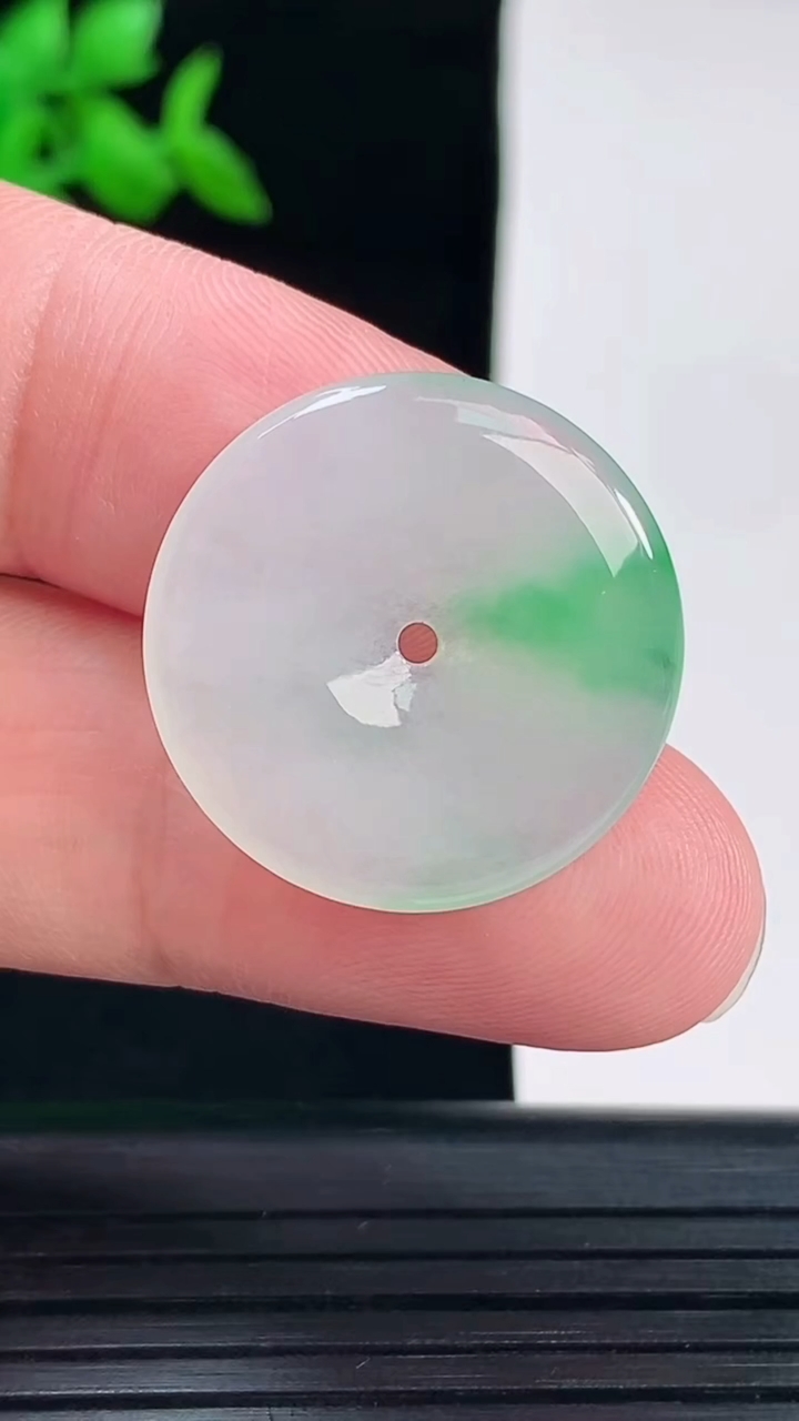 天然A货翡翠平安扣吊坠，尺寸24-3.5重量:4.20g
6月3日
