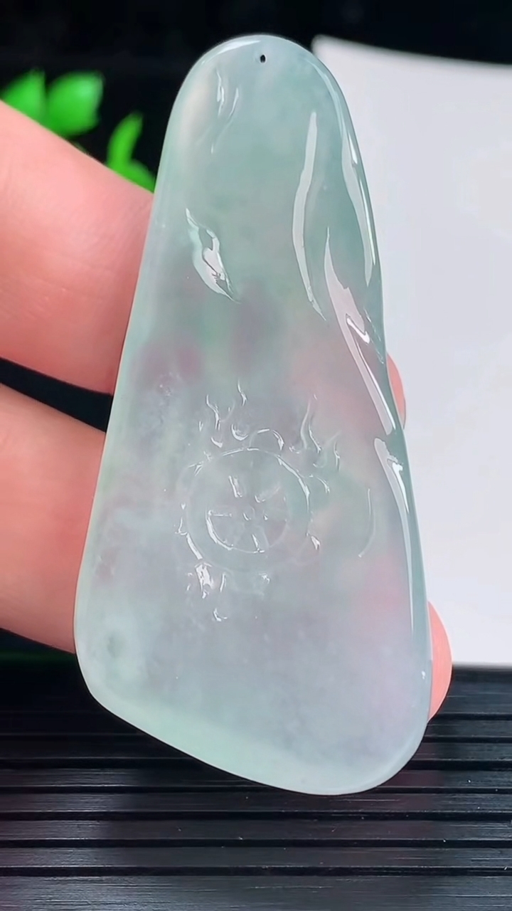 天然A货翡翠观音菩萨吊坠，尺寸59-28.5-7.5重量:22.69g
6月3日