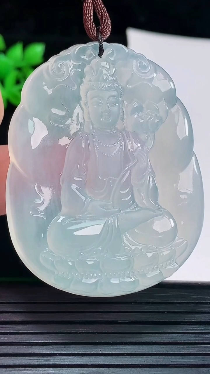 天然A货翡翠大势至菩萨吊坠，尺寸53-43-5.2重量:26.14g
6月3日