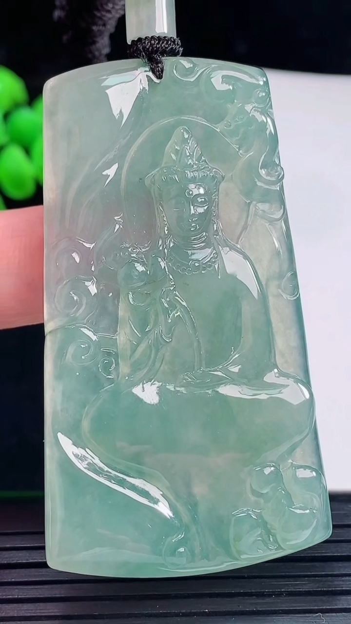 天然A货翡翠大势至菩萨吊坠，尺寸64-36-5重量:29.51g
6月3日