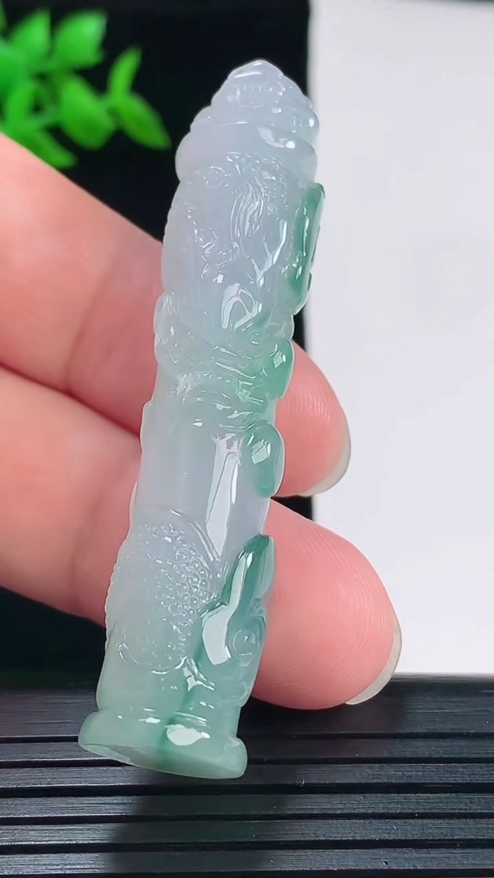 天然A货翡翠冰种飘花龙柱吊坠，尺寸61-13.5重量:21.73g
6月3日