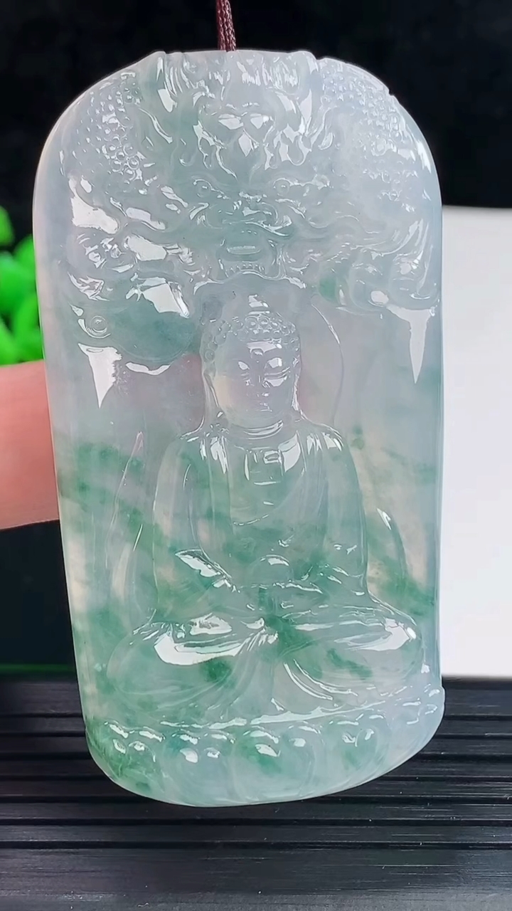 天然A货翡翠种飘花祥龙大日如来佛吊坠，尺寸67.5-37-6重量:34.71g
6月3日
