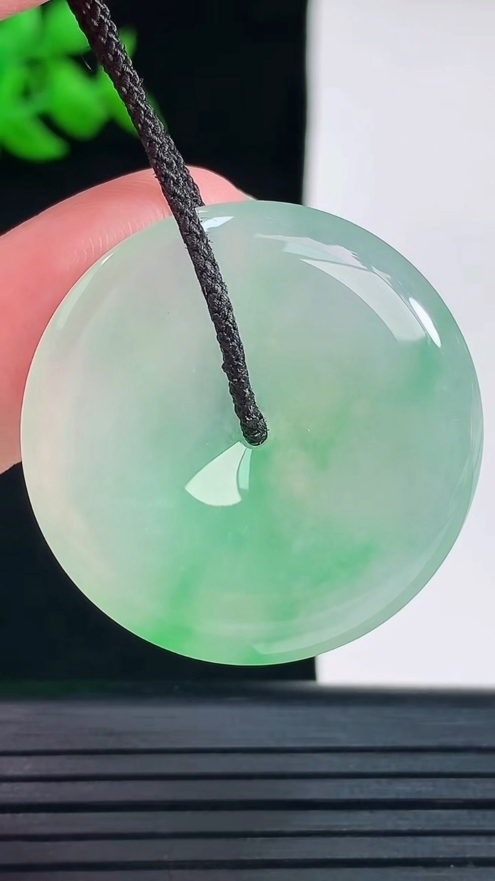 天然A货翡翠平安扣吊坠，尺寸32-5.5重量:11.50g
6月3日