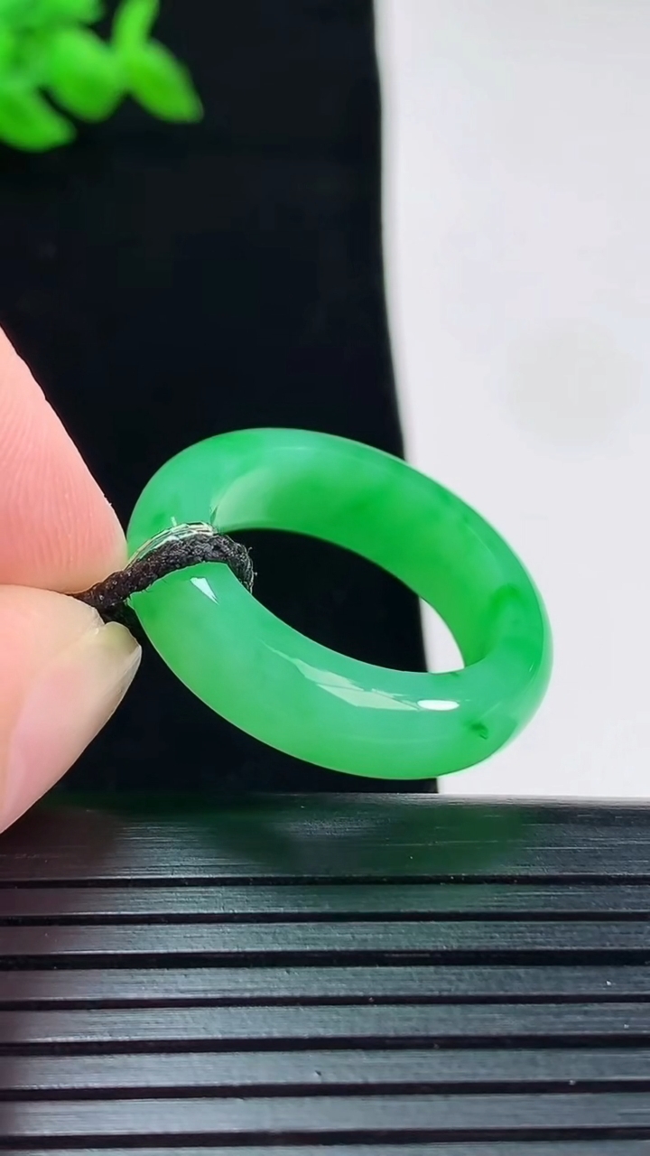 天然A货翡翠玉指环 戒指，尺寸18.5-6.5-4重量:5.20g2026年6月3日
工厂直销收藏佳品,种好水足，色泽均匀，有种有色，上手高大气！