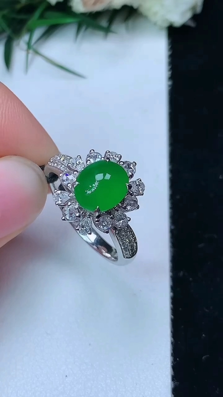 天然A货翡翠蛋面戒指，尺寸17-8-6.7，重量:4.55g2026年6月3日
工厂直销收藏佳品,种