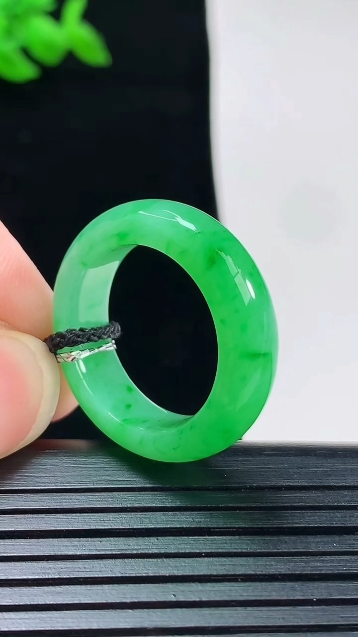天然A货翡翠玉指环 戒指，尺寸18.5-6.5-4重量:5.20g2026年6月3日
工厂直销收藏佳