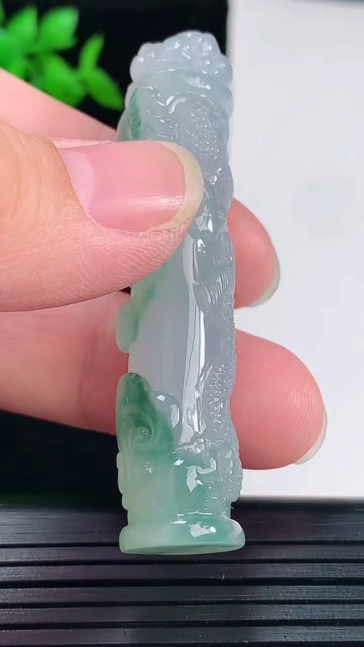 天然A货翡翠冰种飘花龙柱吊坠，尺寸61-13.5重量:21.73g
6月3日