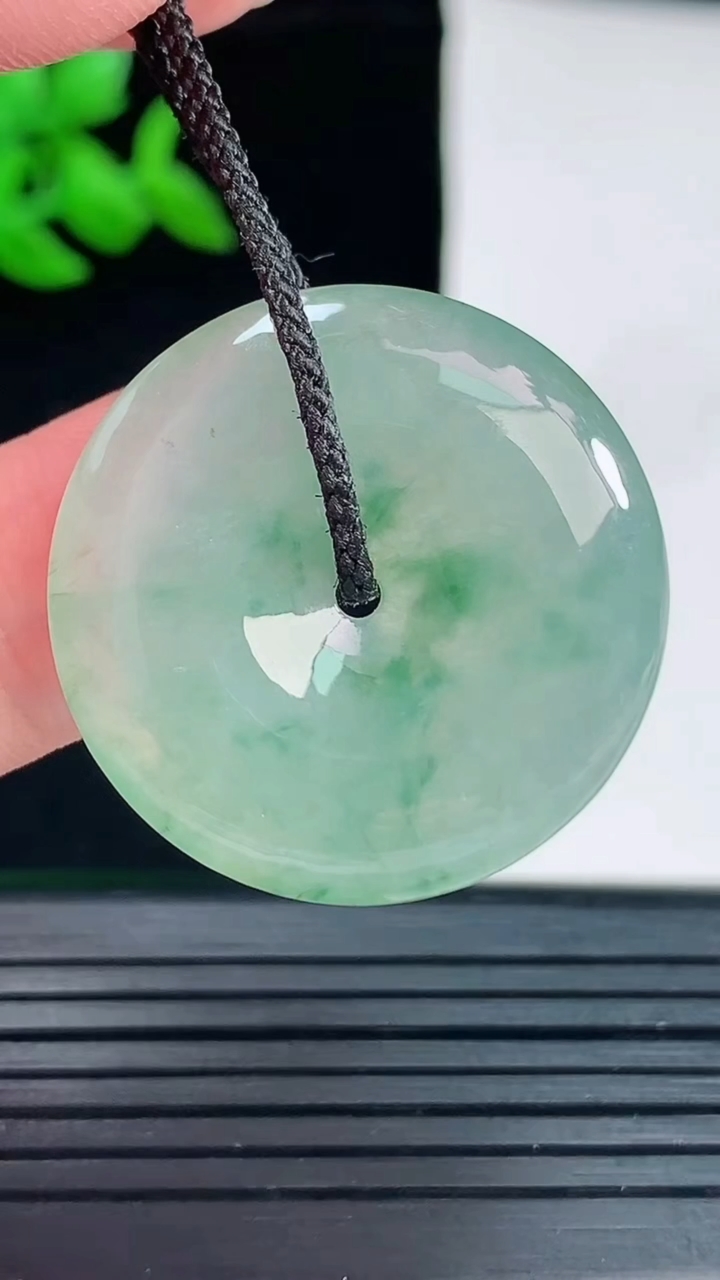天然A货翡翠飘花平安扣吊坠，尺寸28.6-5.5重量:9.08g
6月3日