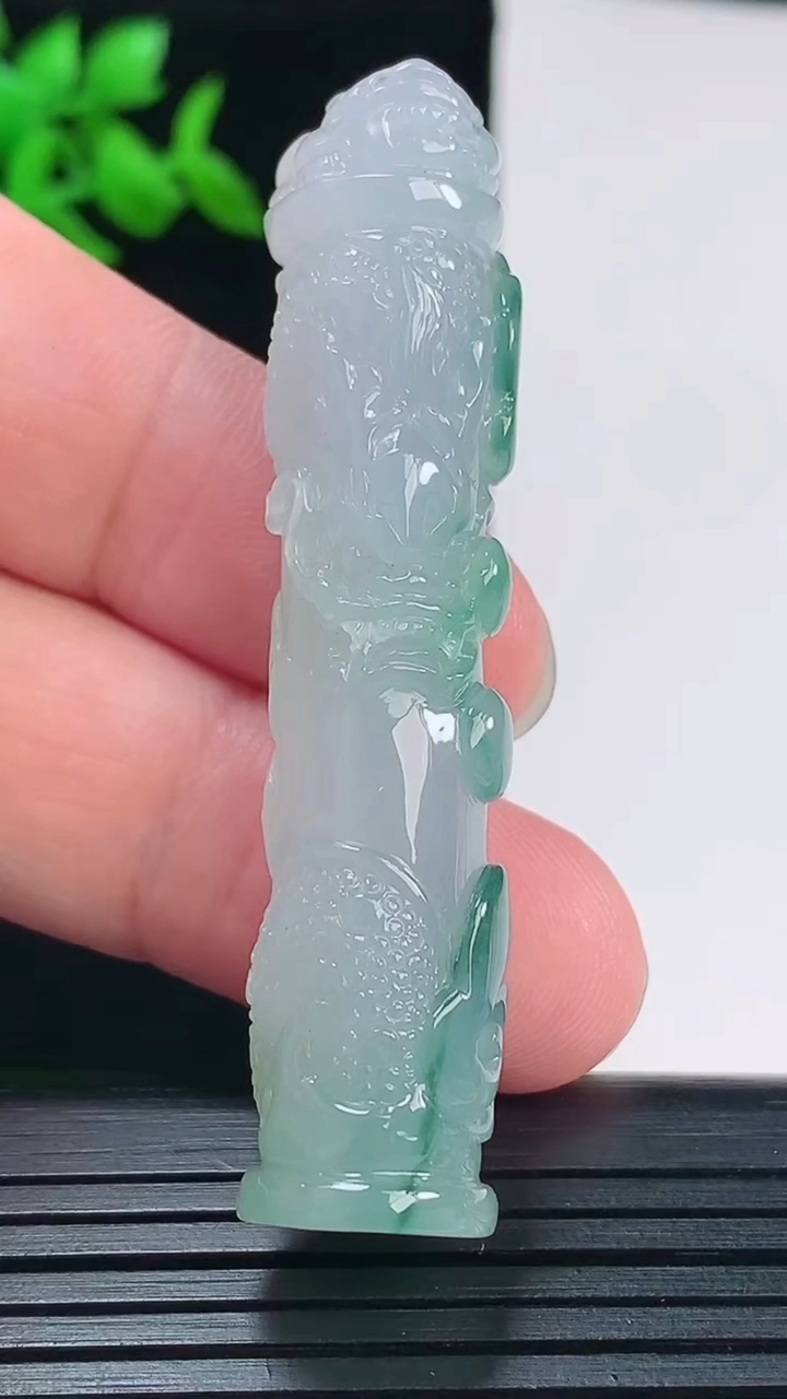 天然A货翡翠冰种飘花龙柱吊坠，尺寸61-13.5重量:21.73g
6月3日