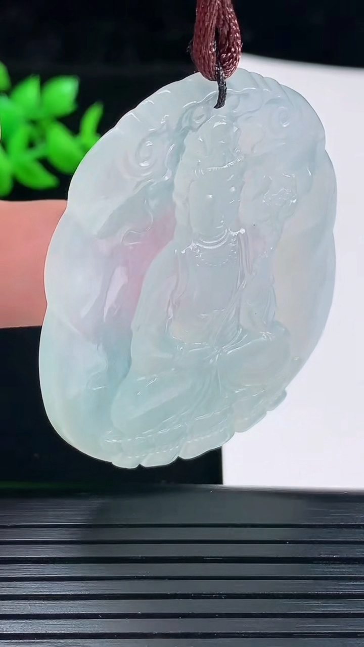 天然A货翡翠大势至菩萨吊坠，尺寸53-43-5.2重量:26.14g
6月3日