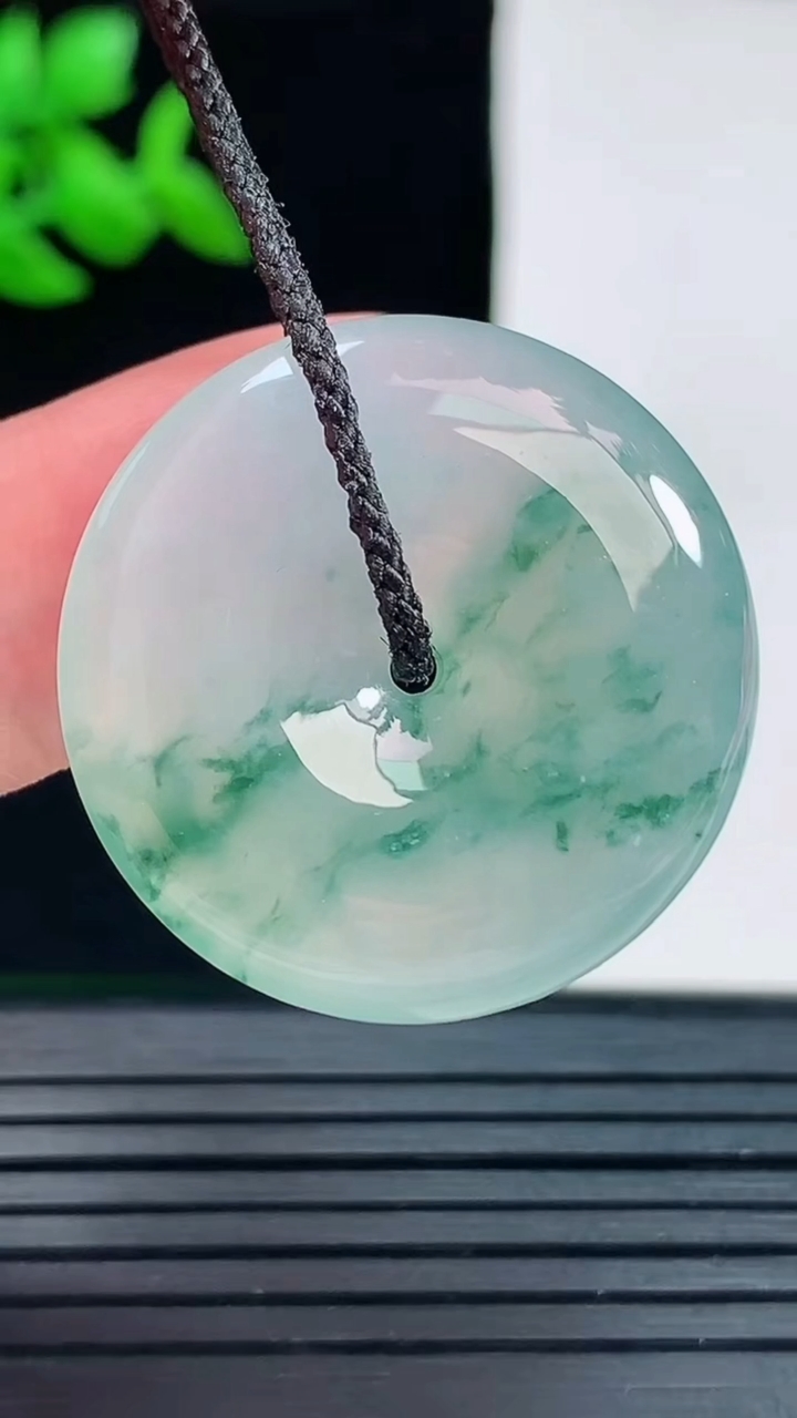 天然A货翡翠种飘花平安扣吊坠，尺寸28.5-5.8重量:9.53g
6月3日
