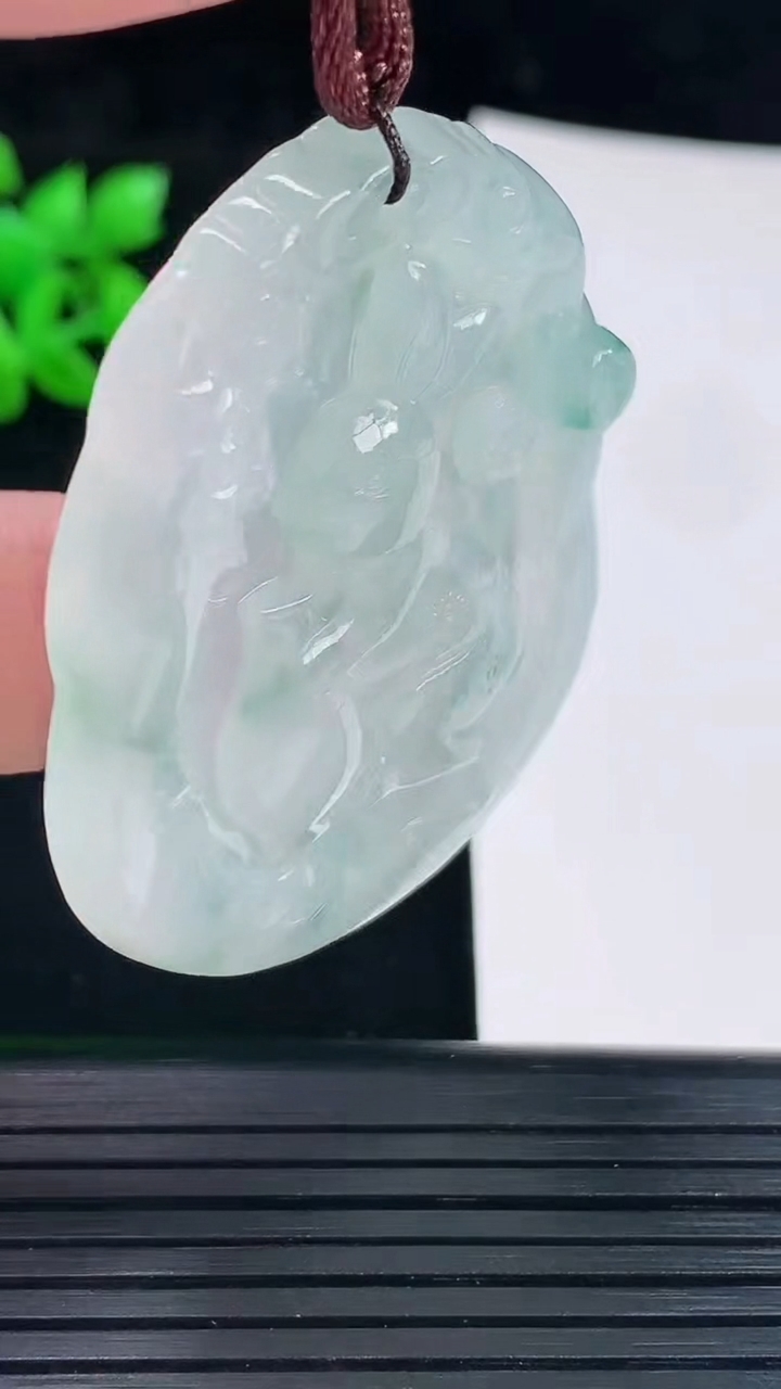 天然A货翡翠种飘花生肖兔吊坠，尺寸50-40-6.5重量:23.96g
6月3日