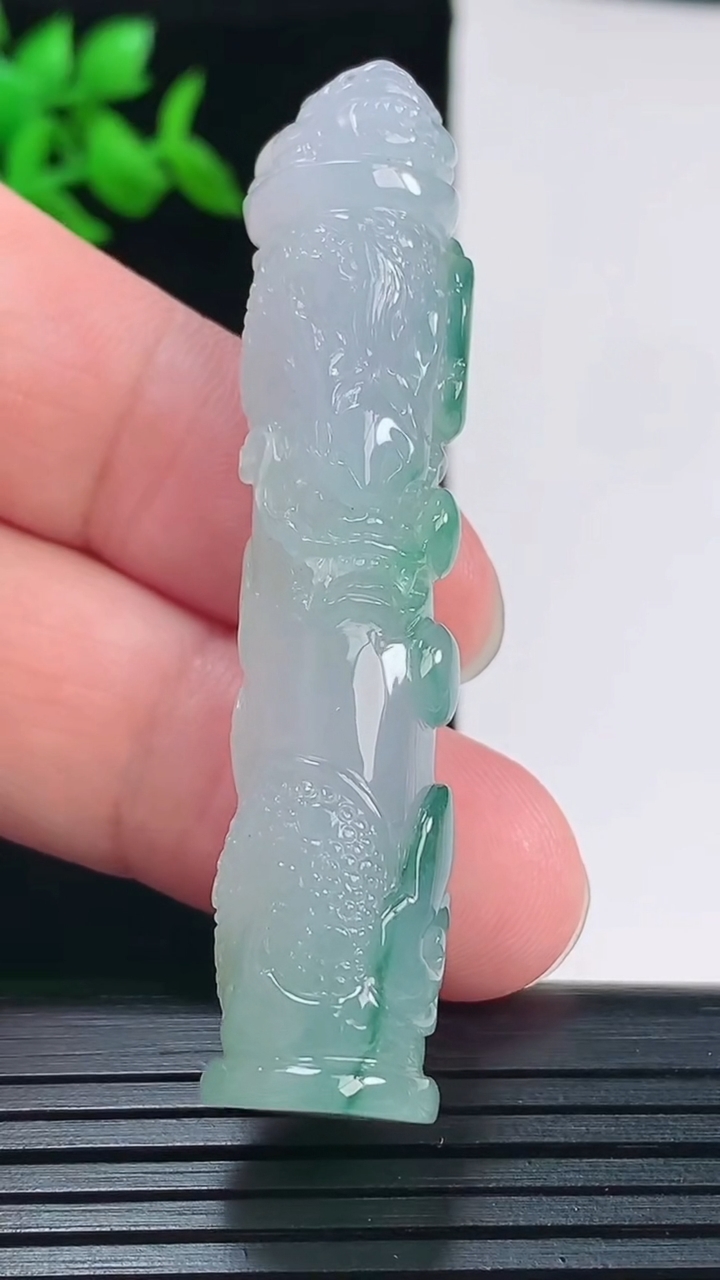 天然A货翡翠冰种飘花龙柱吊坠，尺寸61-13.5重量:21.73g
6月3日
