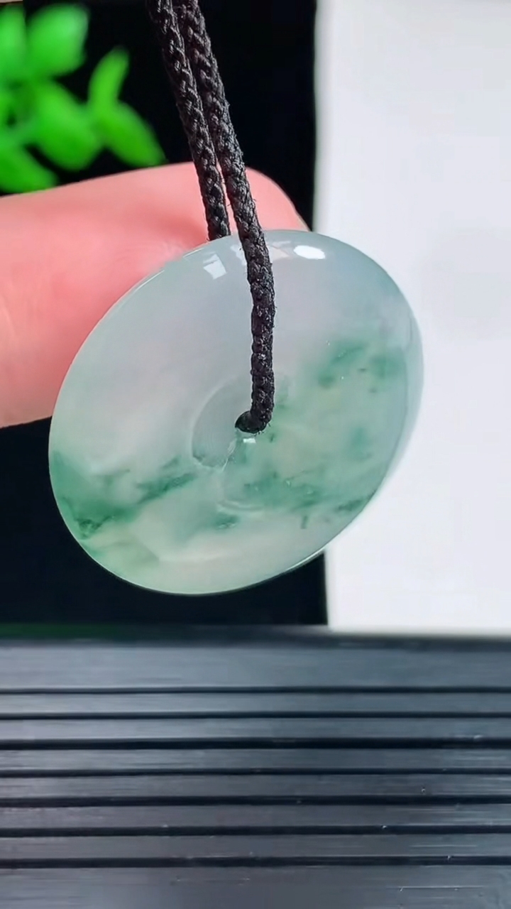 天然A货翡翠种飘花平安扣吊坠，尺寸28.5-5.8重量:9.53g
6月3日