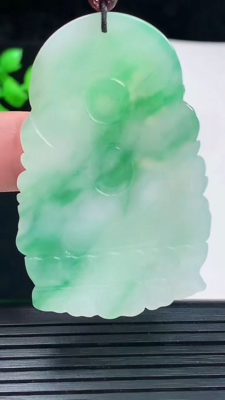 天然A货翡翠大势至菩萨吊坠，尺寸57-36.6-5.8重量:23.74g
6月3日