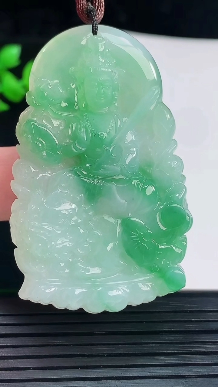 天然A货翡翠大势至菩萨吊坠，尺寸57-36.6-5.8重量:23.74g
6月3日