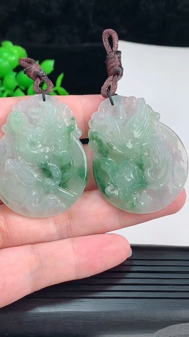 天然A货翡翠龙凤牌吊坠一对，尺寸45-37-5.5重量:34.04g
6月3日
