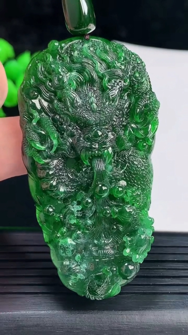 天然A货翡翠龙牌吊坠，尺寸67-35.5-10重量:35.57g
6月3日