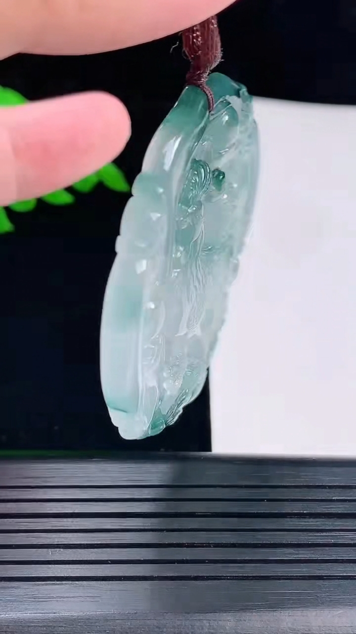 天然A货翡翠种飘花生肖鸡吊坠，尺寸53-51-4.5重量:24.17g
6月3日