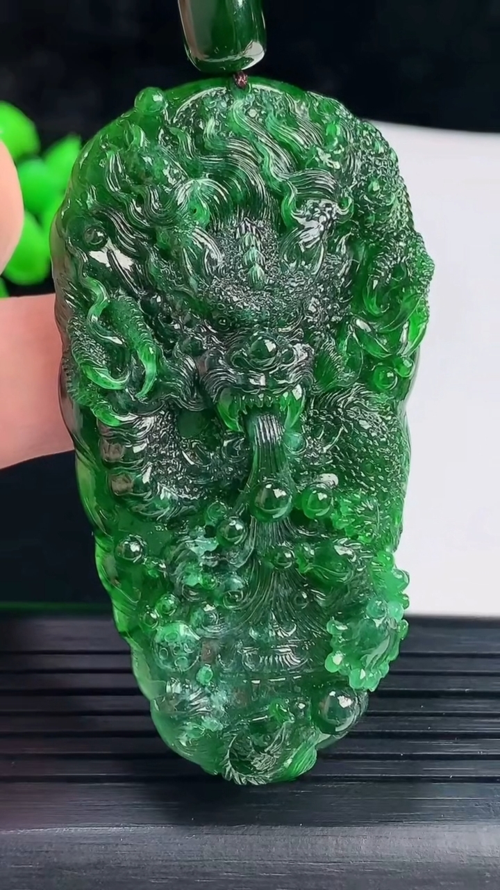 天然A货翡翠龙牌吊坠，尺寸67-35.5-10重量:35.57g
6月3日