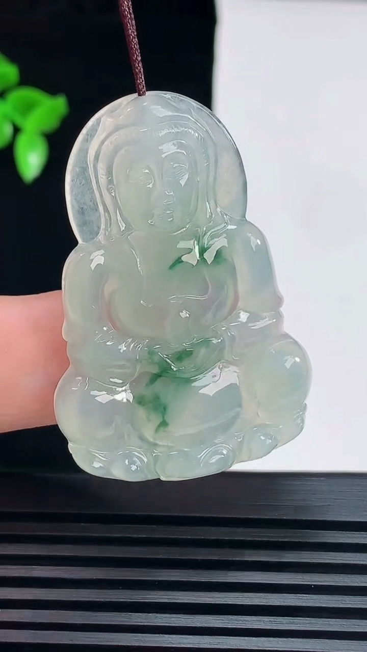 天然A货翡翠飘花正装观音吊坠，尺寸44.6-30-4.5 重量:10.14g
6月6日