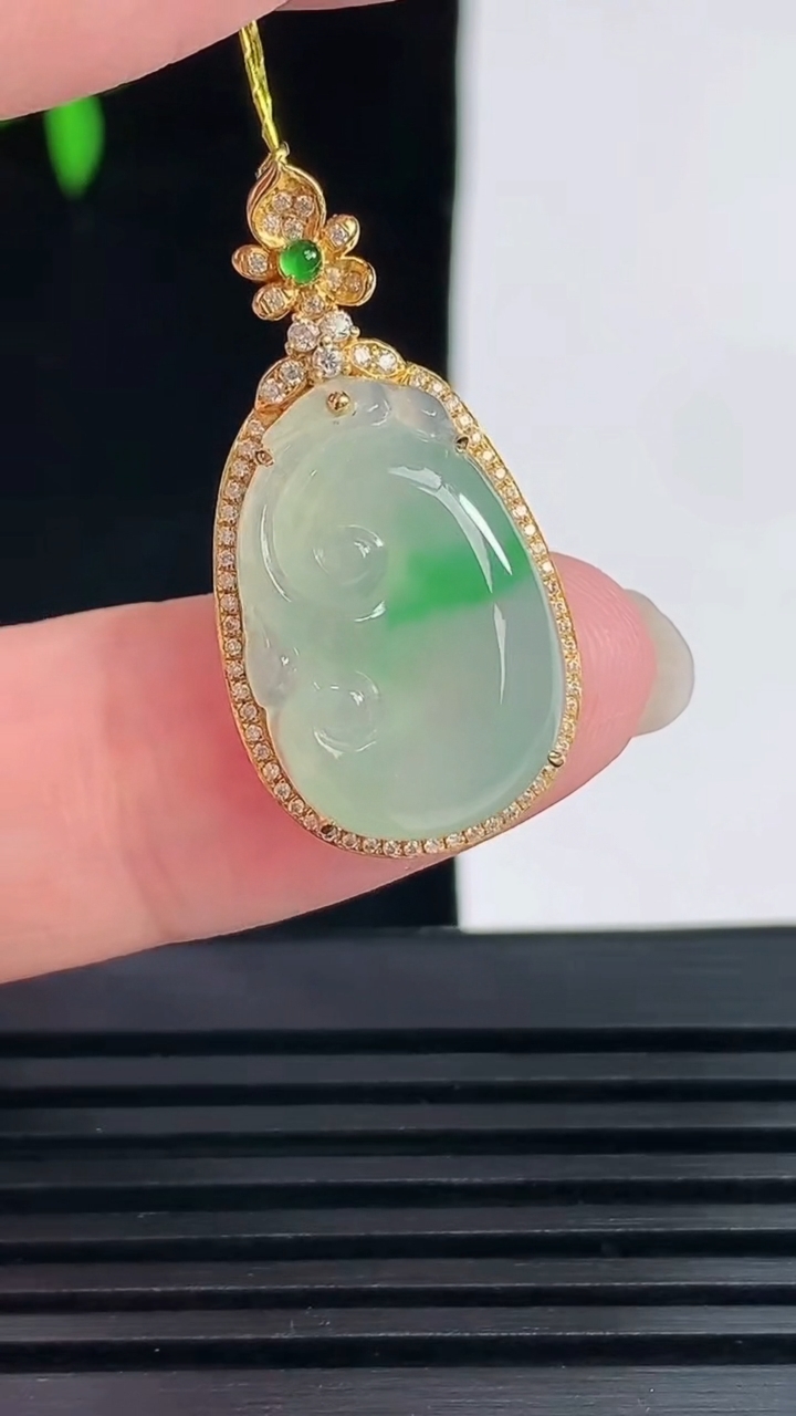 天然A货翡翠如意吊坠，尺寸29.6-15-6.6，裸石19-13 重量:3.02g
6月6日