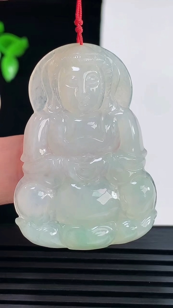 天然A货翡翠正装观音吊坠，尺寸44.5-31-5.6 重量:12.38g
6月6日