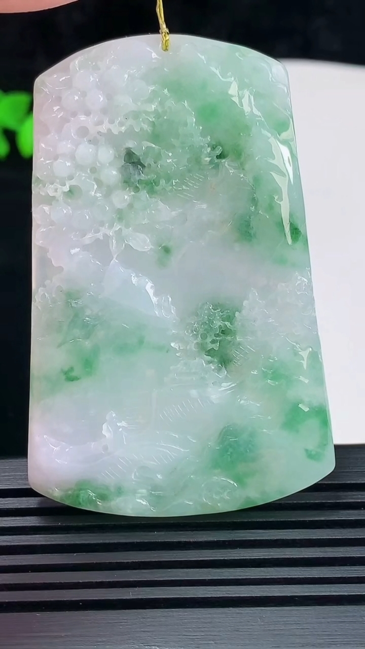 天然A货翡翠山水牌吊坠，尺寸63-40.5-6 重量:34.71g
6月6日
