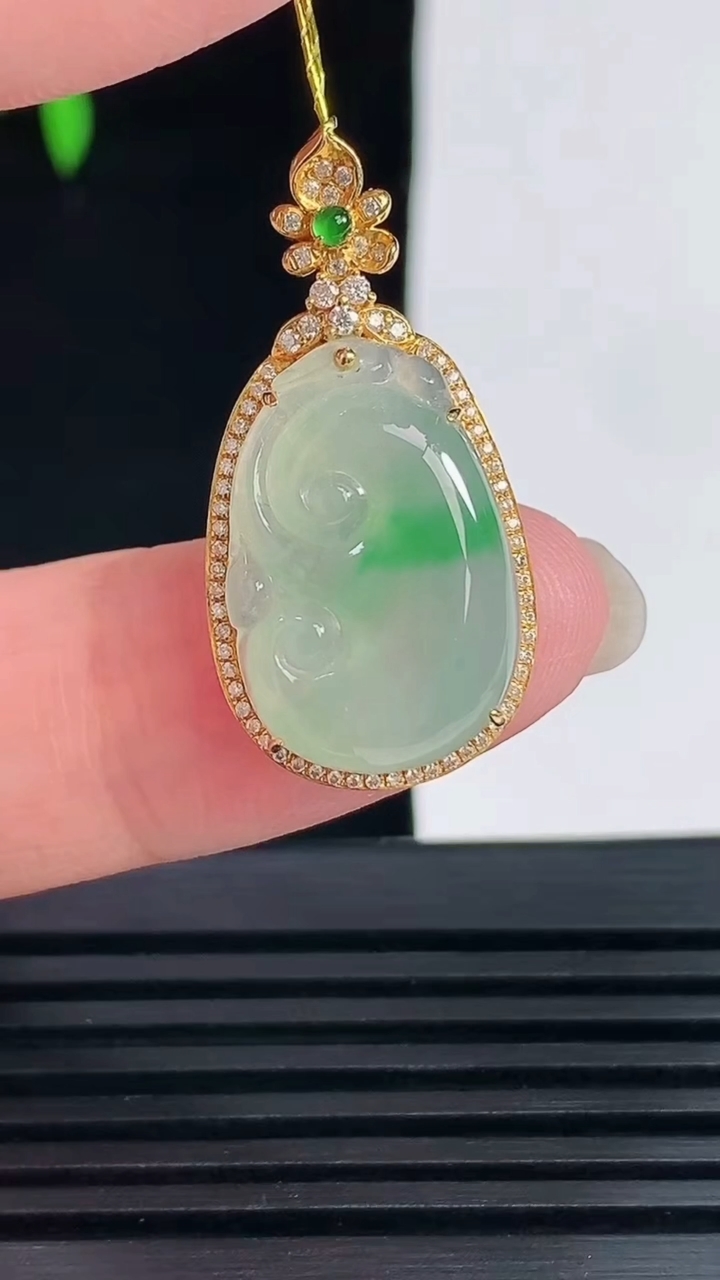 天然A货翡翠如意吊坠，尺寸29.6-15-6.6，裸石19-13 重量:3.02g
6月6日