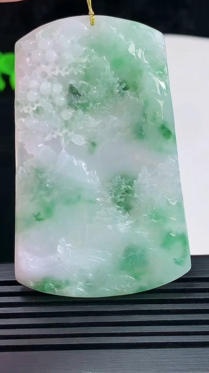 天然A货翡翠山水牌吊坠，尺寸63-40.5-6 重量:34.71g
6月6日