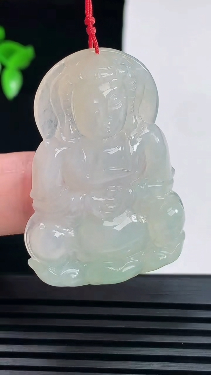 天然A货翡翠正装观音吊坠，尺寸44.5-31-5.6 重量:12.38g
6月6日