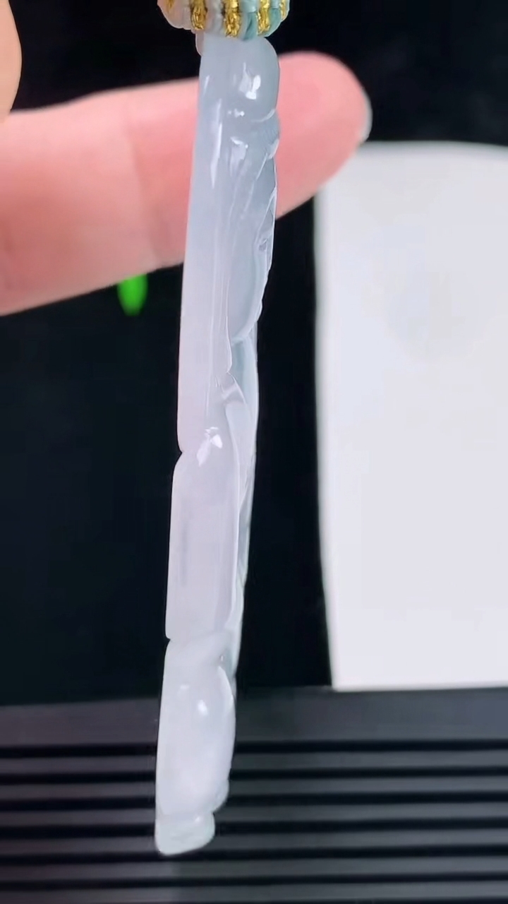 天然A货翡翠冰种紫罗兰 飘花正装观音吊坠，尺寸67.5-43-5.5 重量:30.52g
6月6日