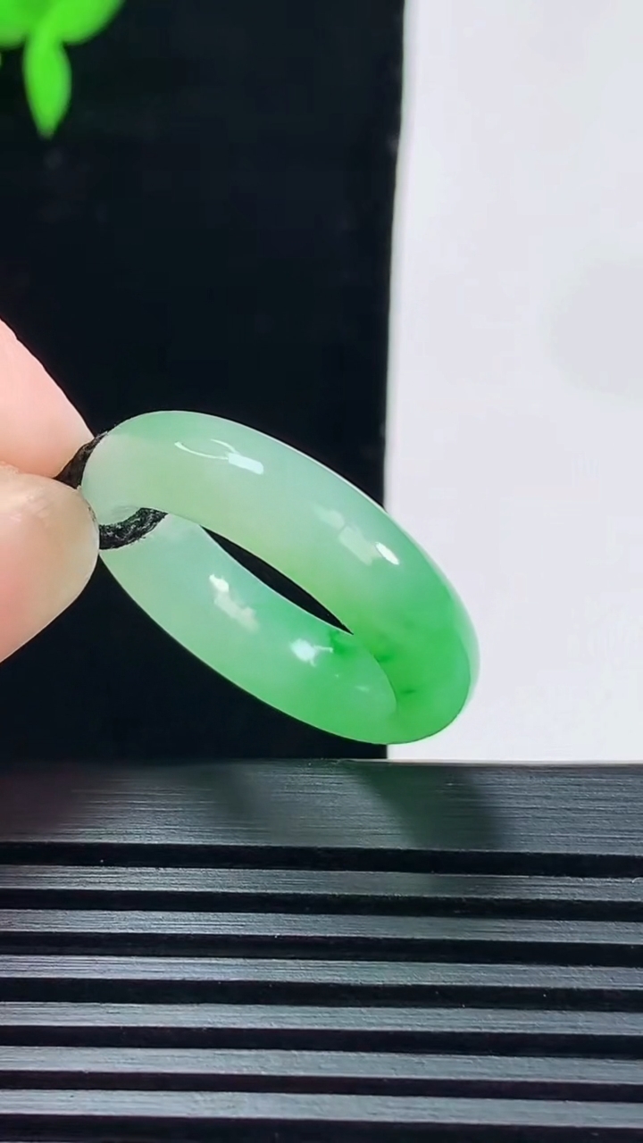 天然A货翡翠玉指环 戒指，尺寸18-5.8-4 重量:4.36g2026年6月6日
工厂直销收藏佳品,种好水足，色泽均匀，有种有色，上手高大气！