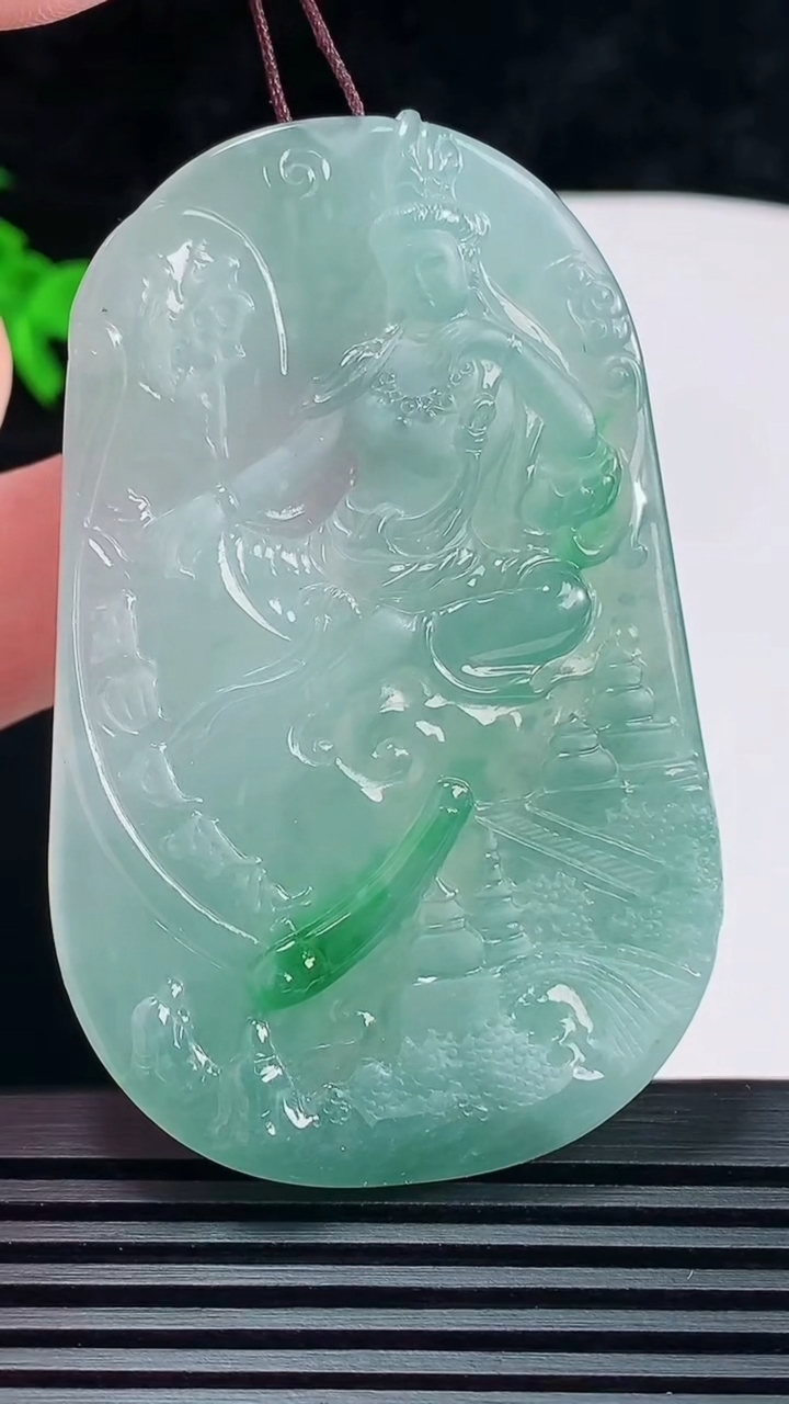 天然A货翡翠冰种蓝水观音菩萨吊坠，尺寸65-41-5.6 重量:32.71g
6月6日