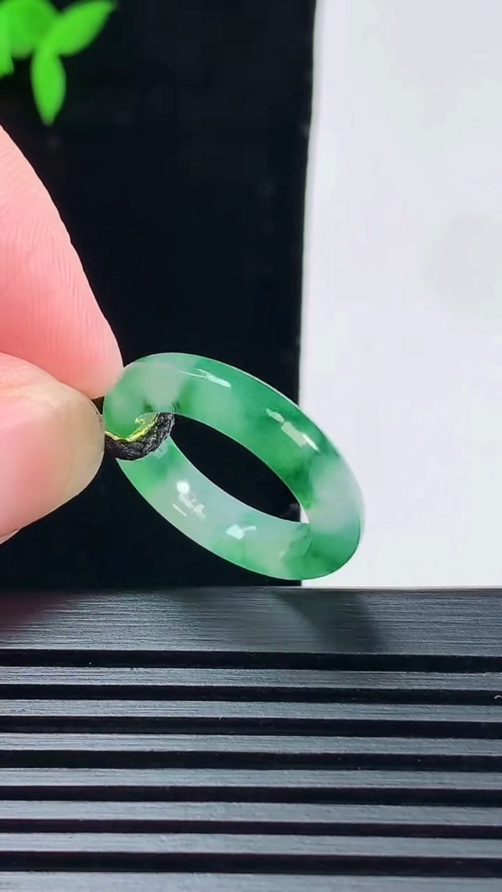 天然A货翡翠玉指环 戒指，尺寸16.3-4.5-3.6 重量:2.94g2026年6月6日
工厂直销收藏佳品,种好水足，色泽均匀，有种有色，上手高大气！
