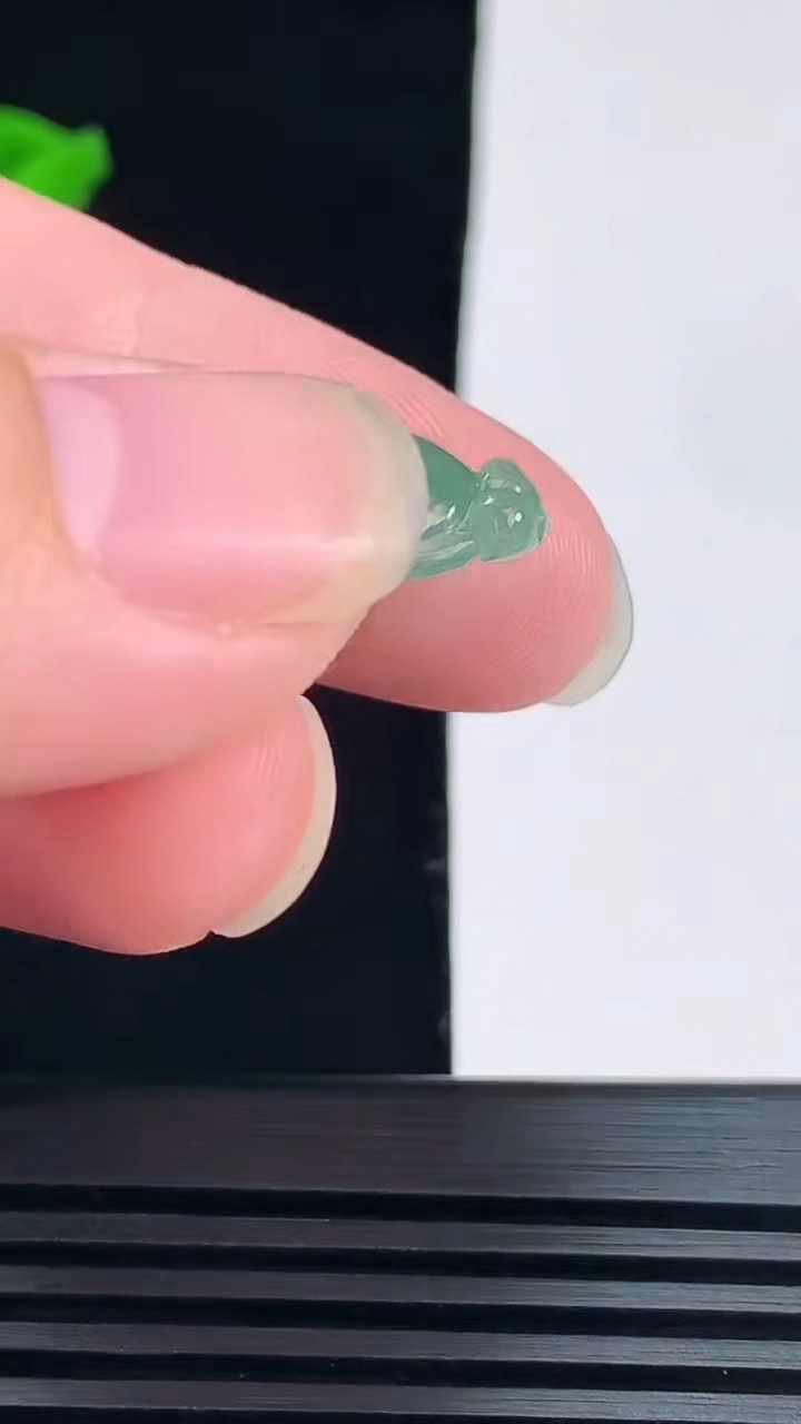天然A货翡翠福豆吊坠，尺寸42-13.6-6.5 重量:6.60g
6月6日