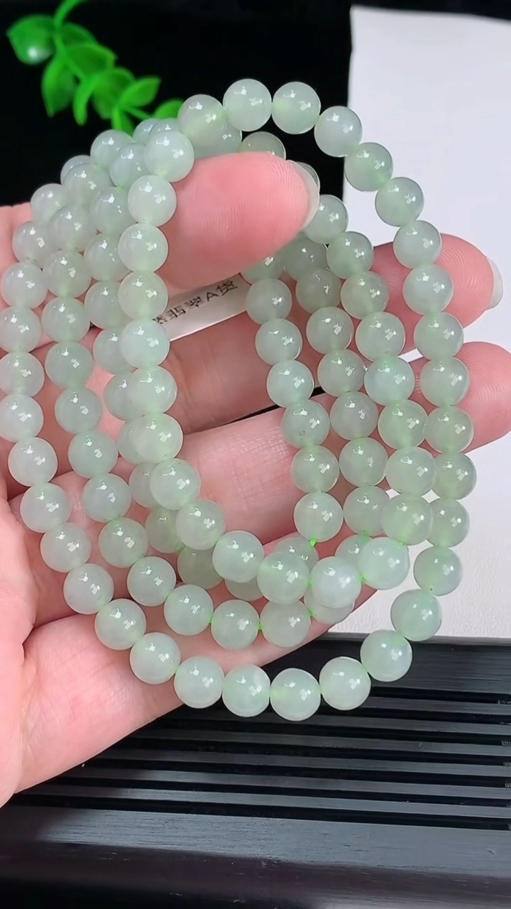 天然A货翡翠圆珠项链，尺寸7-108颗 重量:56.67g
6月6日