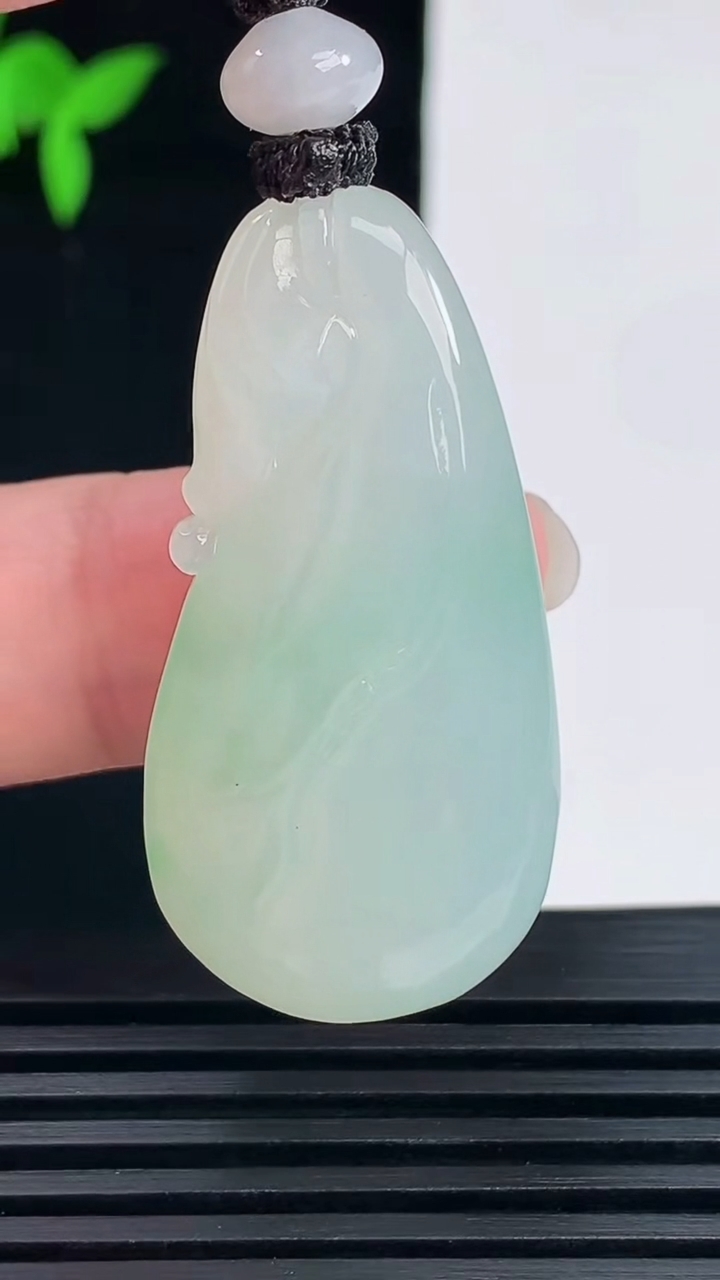 天然A货翡翠福袋吊坠，尺寸40.5-20-13 重量:20.57g
6月6日