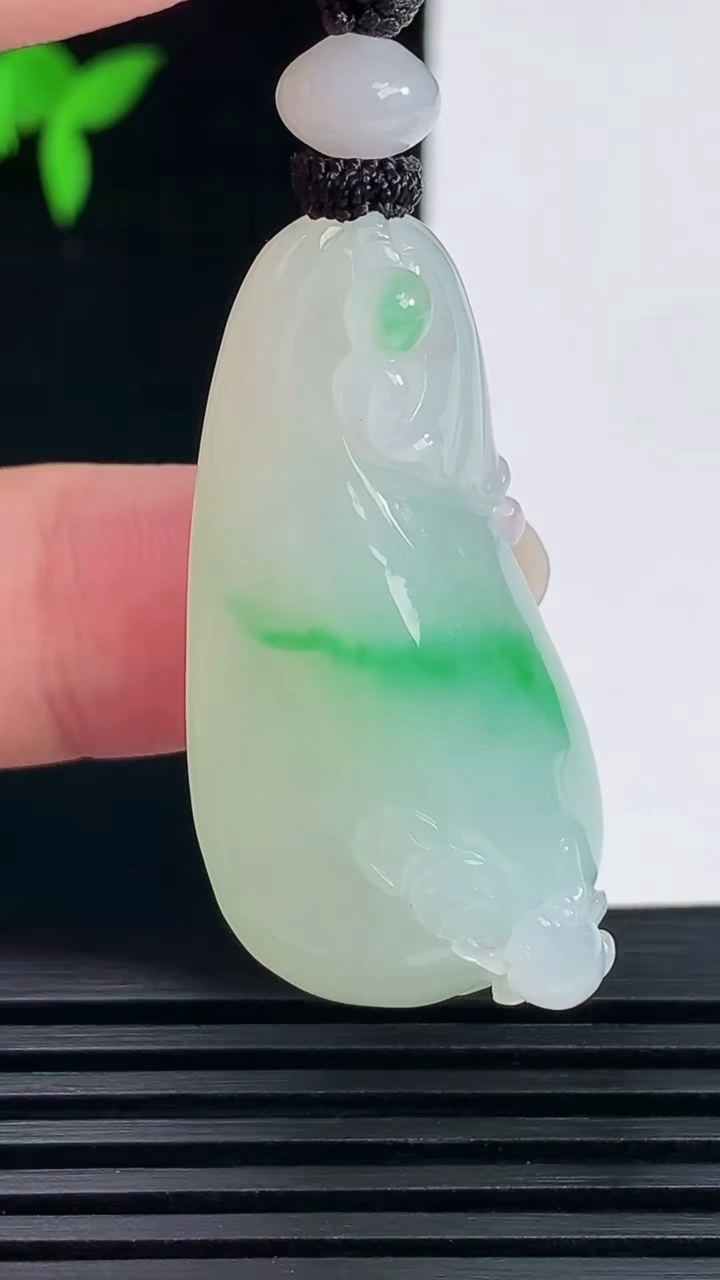 天然A货翡翠福袋吊坠，尺寸40.5-20-13 重量:20.57g
6月6日