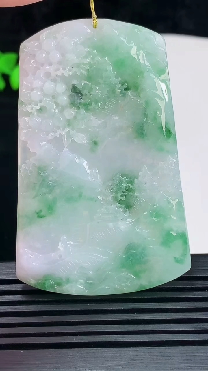 天然A货翡翠山水牌吊坠，尺寸63-40.5-6 重量:34.71g
6月6日
