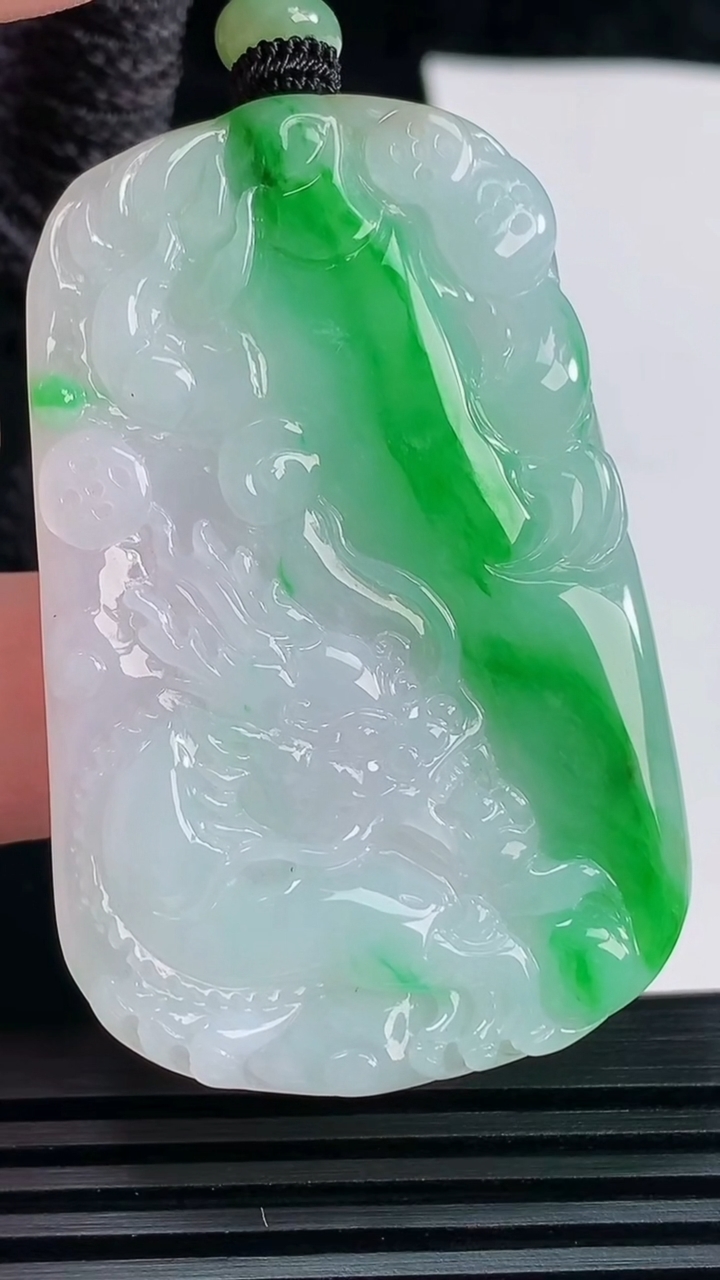 天然A货翡翠龙牌吊坠，尺寸54-35.6-5 重量:25.75g
6月6日