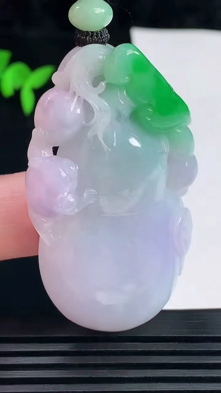 天然A货翡翠春带彩 紫罗兰葫芦吊坠，尺寸54-30-11.2 重量:39.56g
6月6日