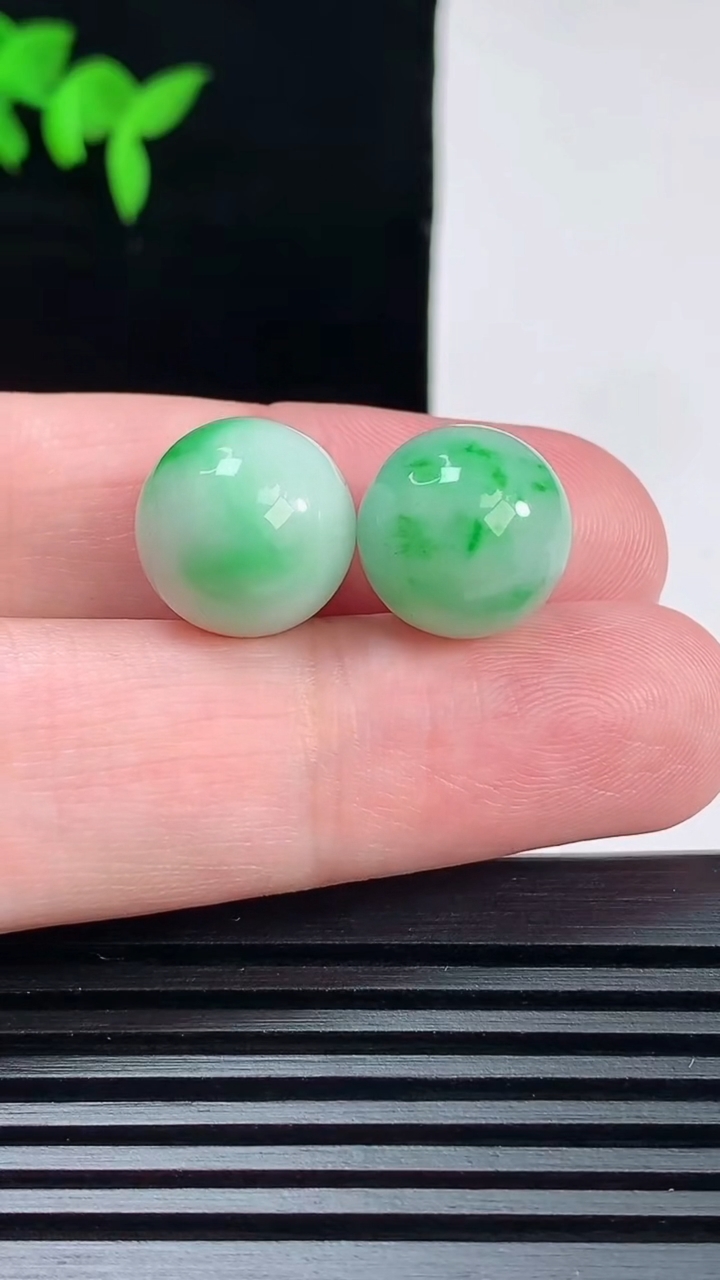 天然A货翡翠圆珠吊坠一对，尺寸12.3 重量:7.00g6月6日
工厂直销收藏佳品,种好水足，色泽均匀，有种有色，上手高大气！